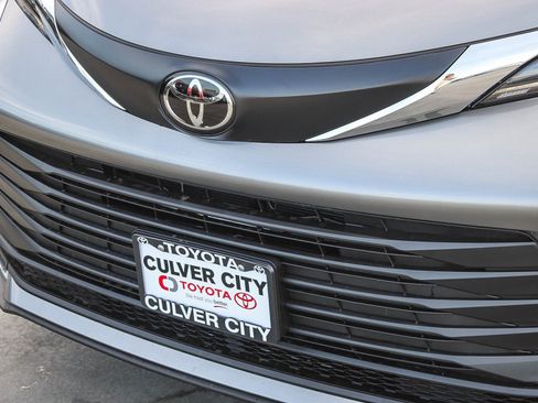 New 2026 Toyota Sienna LE FWD image 6