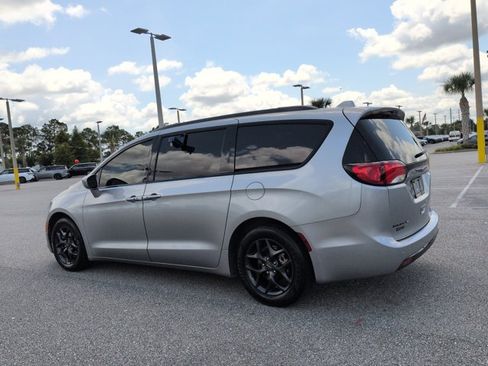 Used 2019 Chrysler Pacifica Touring-L w/ Premium Audio Group FWD image 7