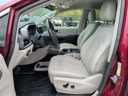 Used 2019 Chrysler Pacifica Touring-L w/ Premium Audio Group FWD image 12