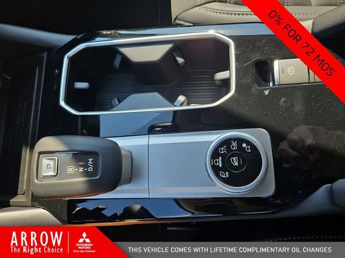 New 2025 Mitsubishi Outlander SE image 28