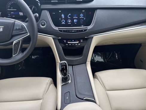 Used 2018 Cadillac XT5 Premium Luxury FWD image 15