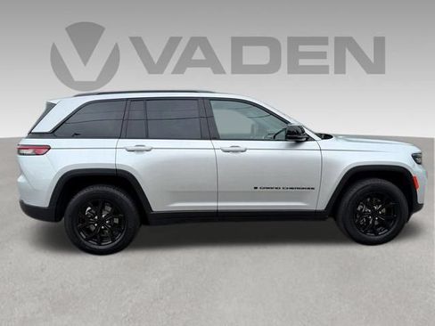 Used 2024 Jeep Grand Cherokee Altitude AWD/4WD image 28