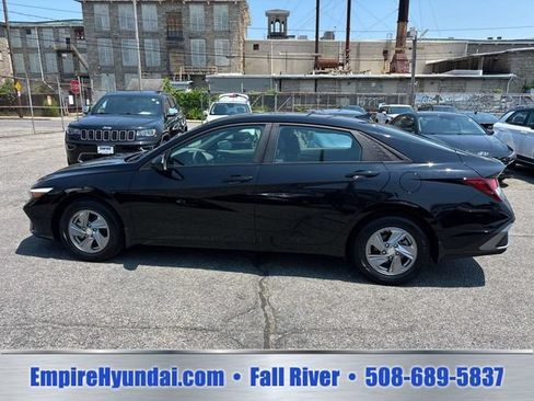 Certified 2024 Hyundai Elantra SE FWD image 2