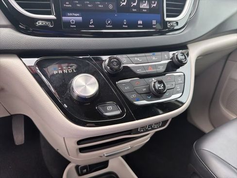 Used 2023 Chrysler Pacifica Touring-L FWD image 18