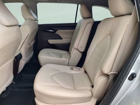 Used 2021 Toyota Highlander XLE FWD image 29