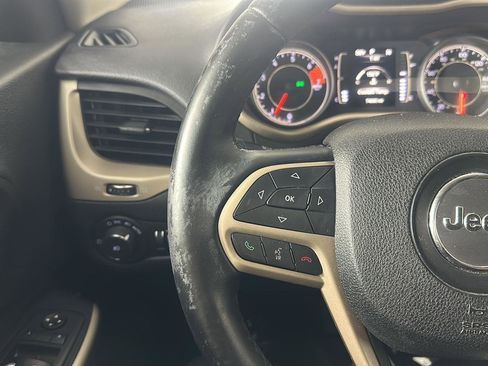 Used 2017 Jeep Cherokee Latitude FWD image 8