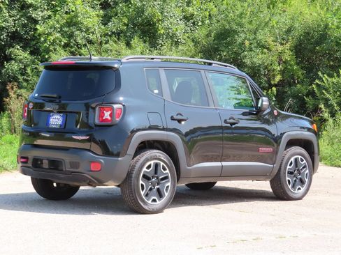 Used 2017 Jeep Renegade Trailhawk w/ Premium Trailhawk Package AWD/4WD image 3