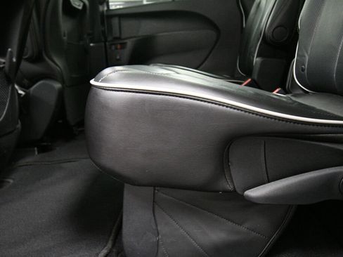 Used 2025 Chrysler Pacifica Limited FWD image 24