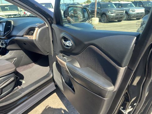 Used 2017 Jeep Cherokee Latitude FWD image 18