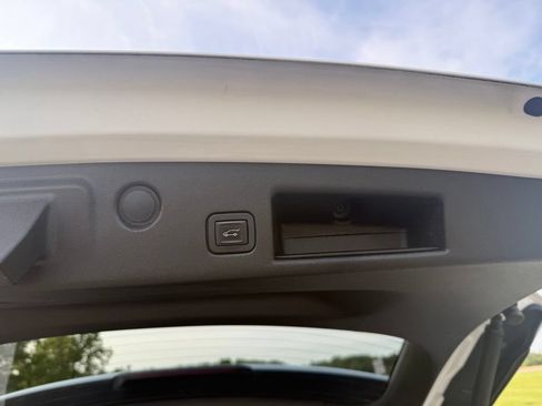 Used 2018 Chevrolet Equinox Premier FWD image 9