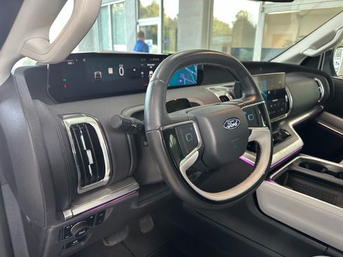 Used 2025 Ford Expedition Platinum w/ Driver's Package AWD/4WD image 20