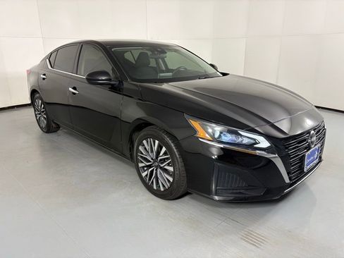 Used 2023 Nissan Altima 2.5 SV image 2