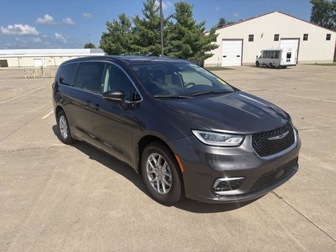 Used 2023 Chrysler Pacifica Touring-L FWD image 2