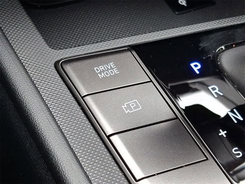 Certified 2025 Hyundai Elantra Sport image 24