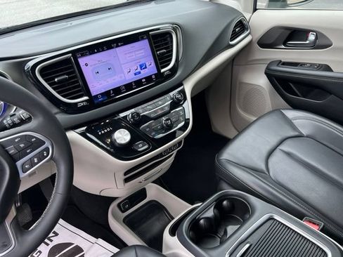 Used 2023 Chrysler Pacifica Touring-L FWD image 36