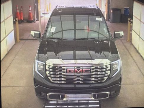 Used 2023 GMC Sierra 1500 Denali w/ Technology Package AWD/4WD image 2