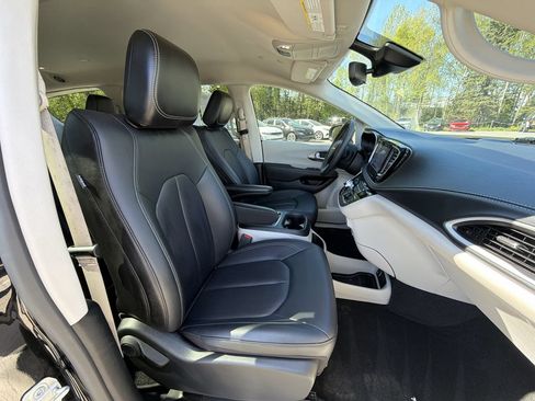 Used 2024 Chrysler Pacifica Limited FWD image 20