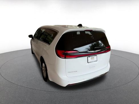 Used 2025 Chrysler Pacifica Select image 11