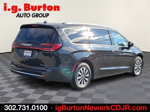 Used 2021 Chrysler Pacifica Touring-L image 6