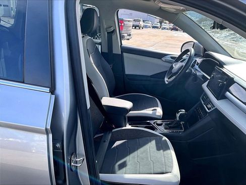 Used 2025 Volkswagen Taos SE w/ Panoramic Sunroof Package image 11