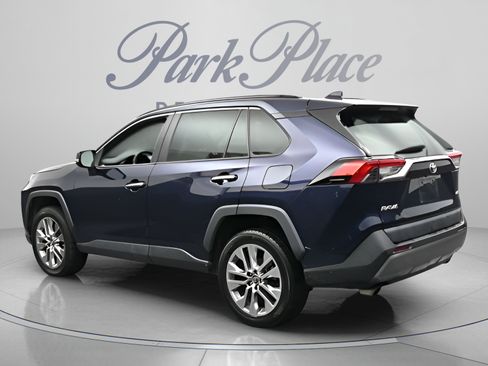 Used 2019 Toyota RAV4 Limited w/ Cold Weather Package FWD image 7