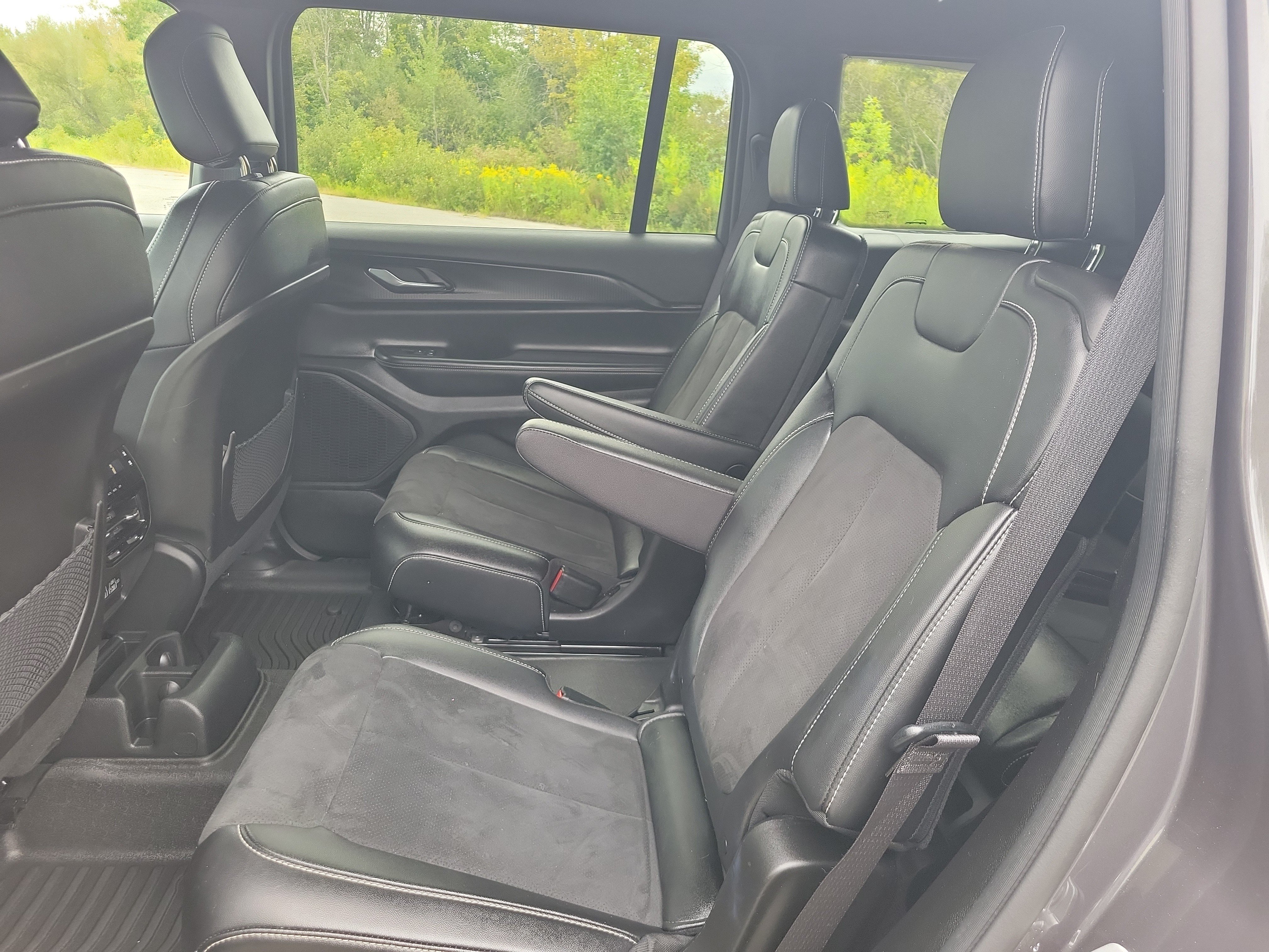 Used 2024 Jeep Grand Cherokee L Laredo RWD image 16