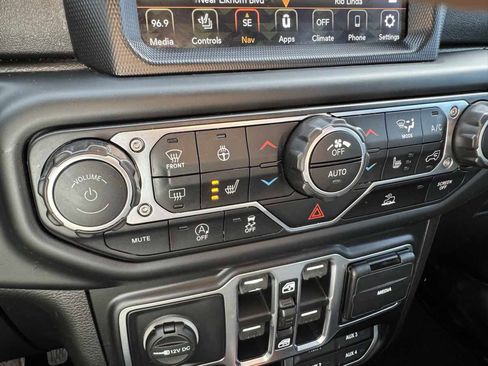 Used 2020 Jeep Gladiator Overland image 31