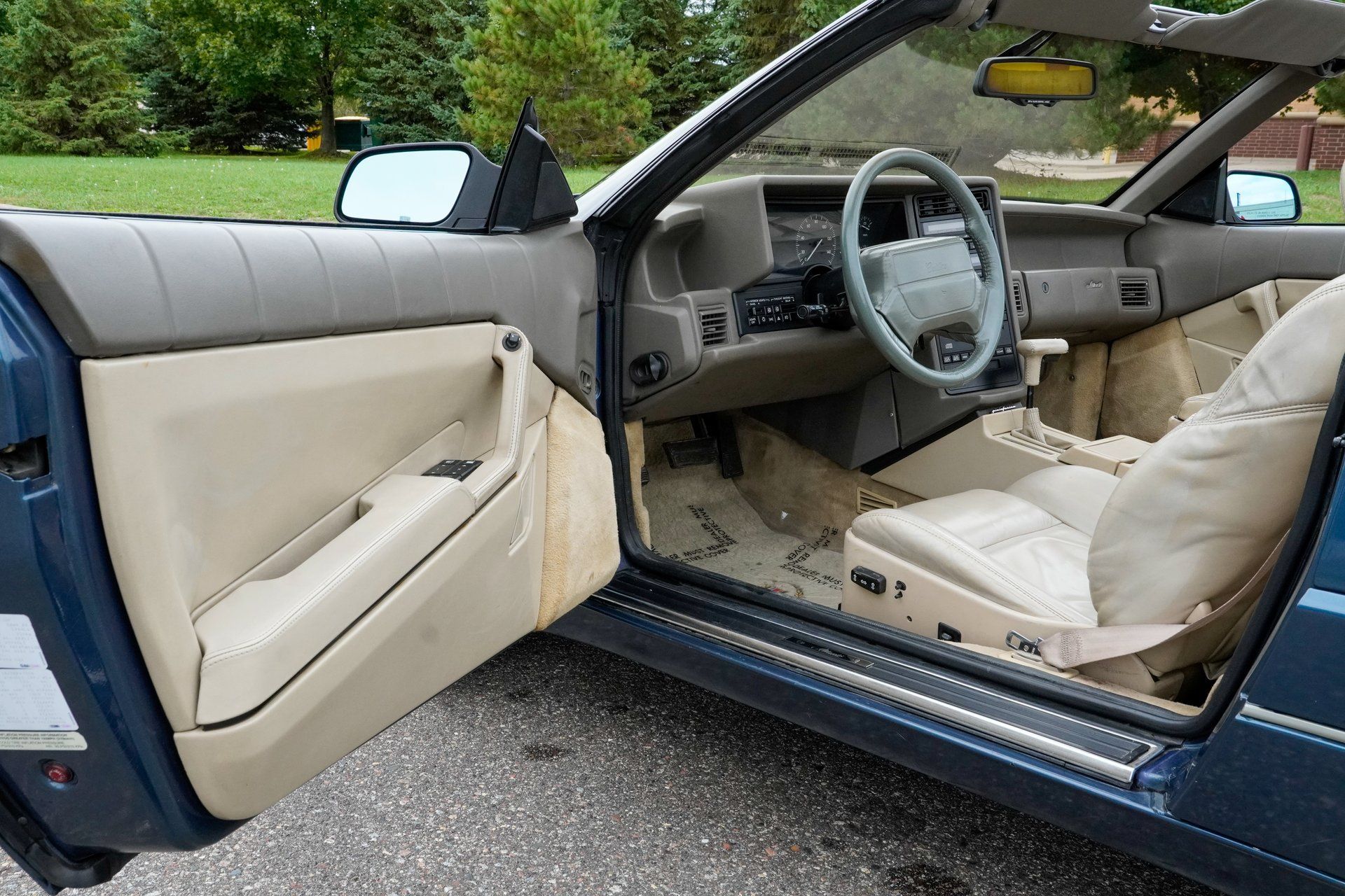 Used 1993 Cadillac Allante FWD image 10