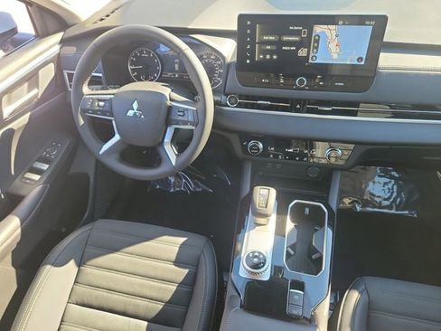 New 2026 Mitsubishi Outlander SE image 16