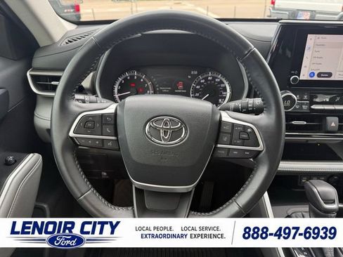 Used 2023 Toyota Highlander XLE AWD/4WD image 15