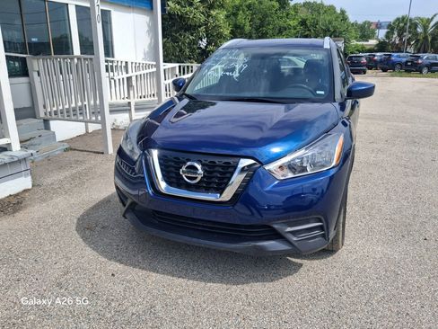 Used 2019 Nissan Kicks SV FWD image 2