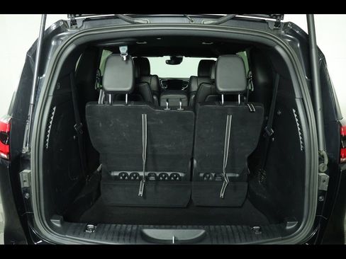 Used 2025 Chrysler Pacifica Select image 12