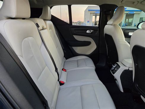 Used 2022 Volvo XC40 T5 Momentum w/ Premium Package image 24