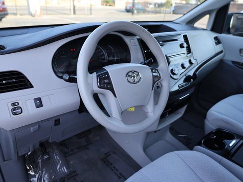 Used 2011 Toyota Sienna LE AWD/4WD image 22