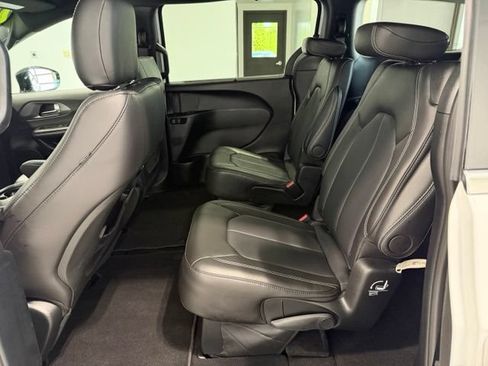 Used 2026 Chrysler Pacifica Select FWD image 26
