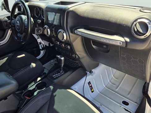 Used 2015 Jeep Wrangler Unlimited Rubicon w/ Connectivity Group AWD/4WD image 18