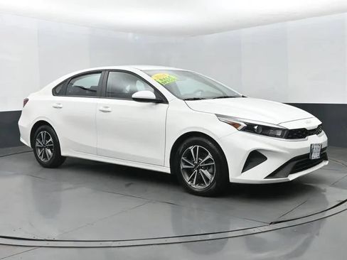 Used 2024 Kia Forte LXS FWD image 2