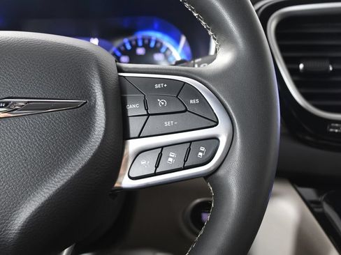 Used 2024 Chrysler Pacifica Touring-L FWD image 38