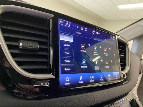 Used 2024 Chrysler Pacifica Touring-L FWD image 32