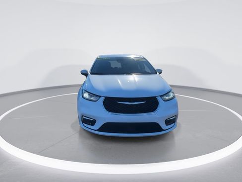 Used 2023 Chrysler Pacifica Touring-L image 3