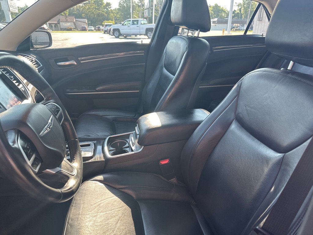 Used 2018 Chrysler 300 Touring L RWD image 2