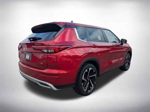 Used 2024 Mitsubishi Outlander SE image 3
