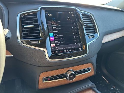 Certified 2025 Volvo XC90 B6 Plus image 22