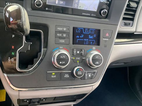 Used 2018 Toyota Sienna XLE Premium FWD image 30