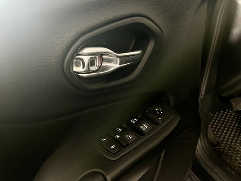 Used 2019 Jeep Cherokee Trailhawk w/ Cold Weather Group image 15