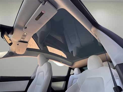 Used 2021 Tesla Model Y Long Range image 20