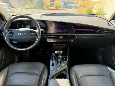 Used 2023 Kia Niro SX image 10