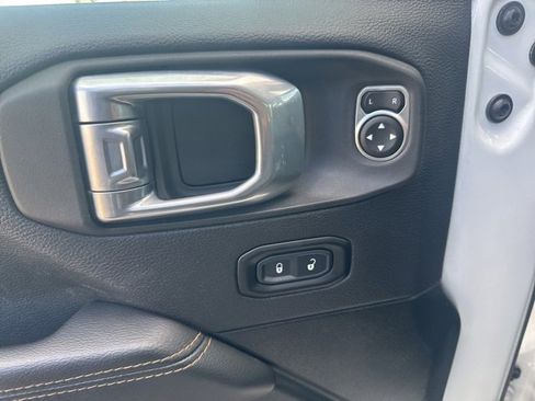 Used 2023 Jeep Gladiator Overland image 11