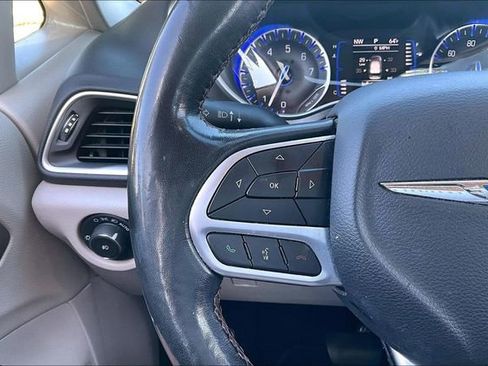 Used 2020 Chrysler Pacifica Touring-L image 18