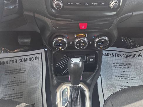 Used 2016 Jeep Renegade Latitude FWD image 10